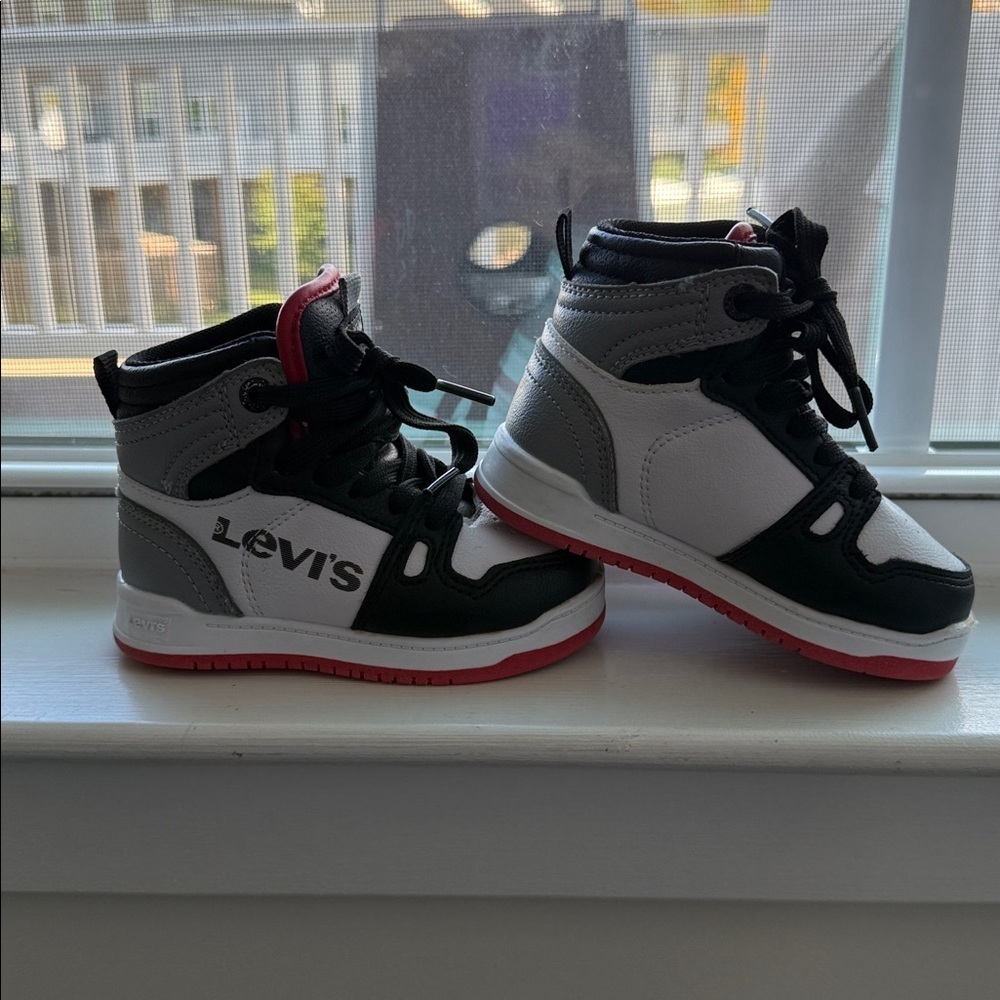 Levi's Black and White Kids High-Tops, size 6